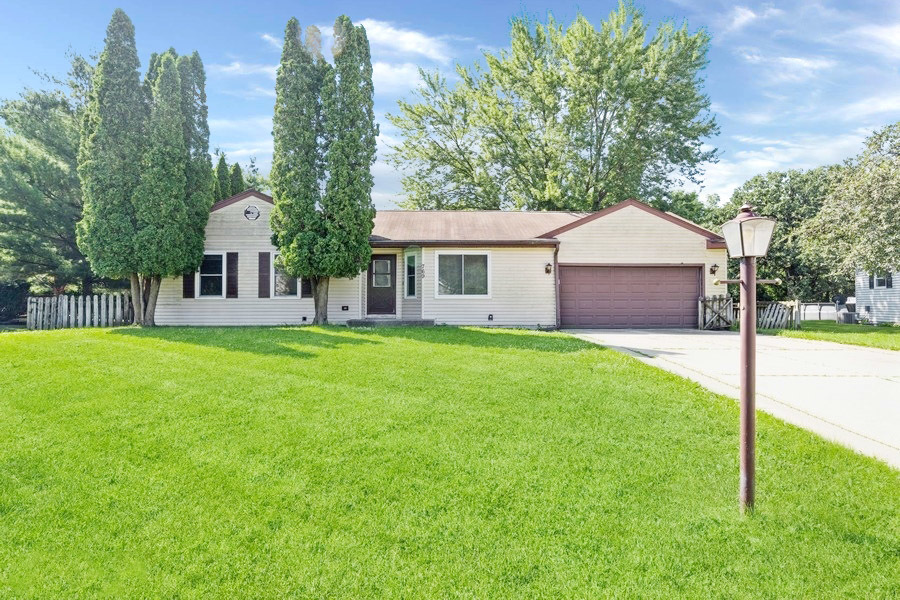 769 Portsmouth Drive, Island Lake, IL 60042 Compass