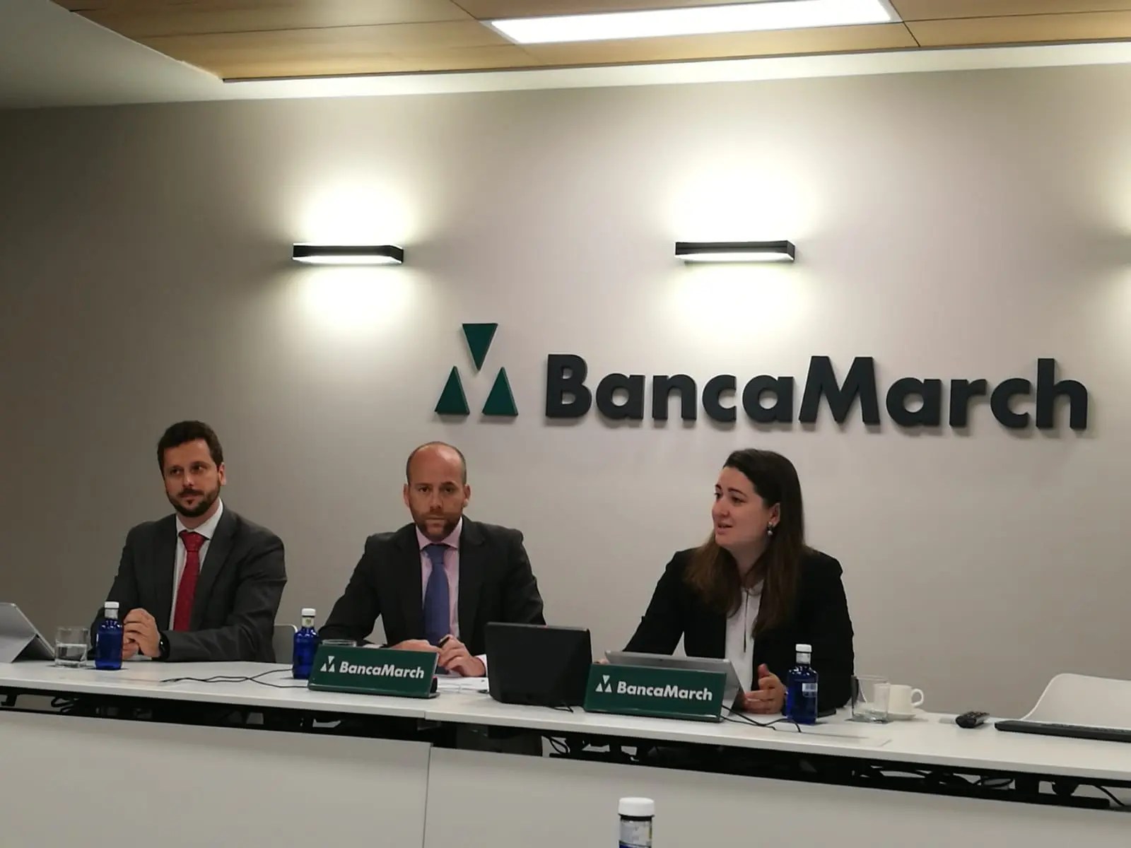 Banca March lanza el primer asistente de voz con Smart Display para
