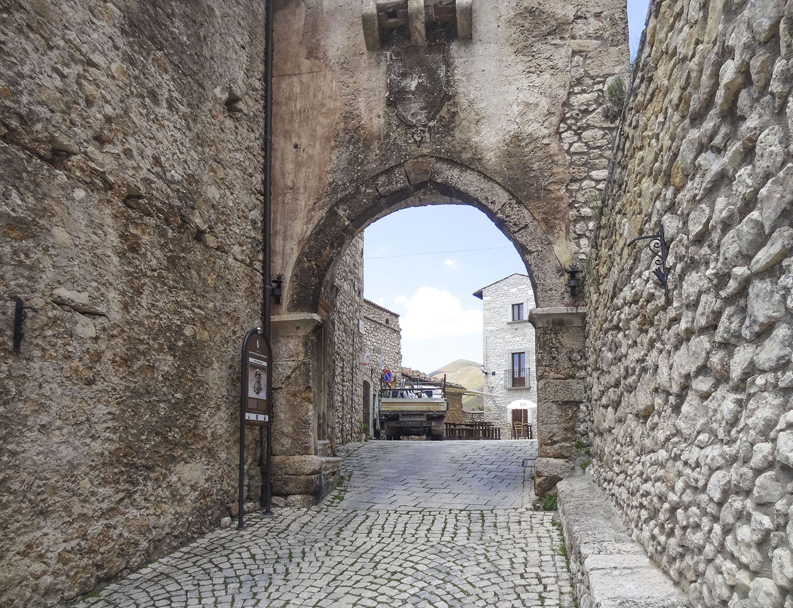 Monteverdi A Village In Tuscany Lingua Inglese By Bernard.