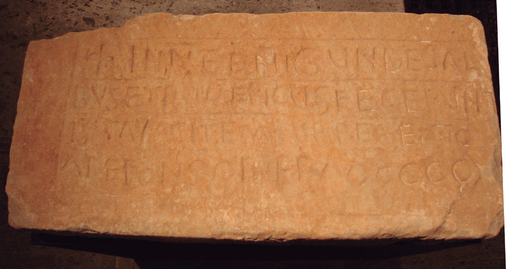 Lápida de la fundación de la Lara de los Infantes conservada actualmente en el Museo de Burgos