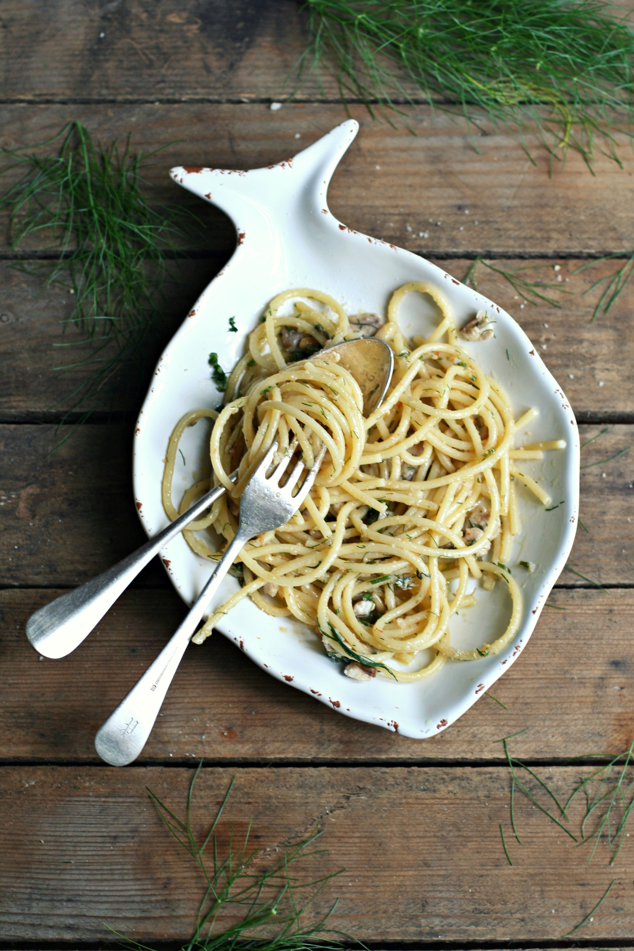 Spaghetti con sarde e cime di finocchio Con le mani in pasta