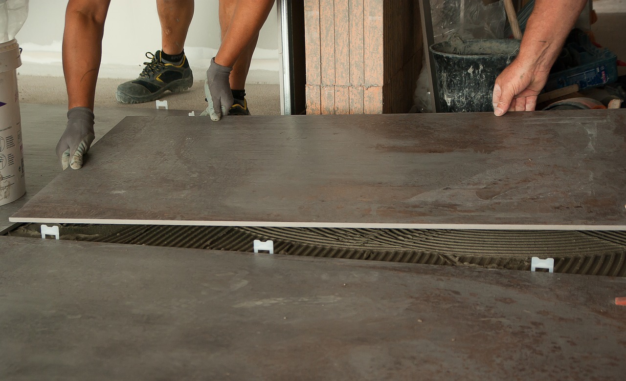 Comment nettoyer le carrelage après un chantier ? Le bon