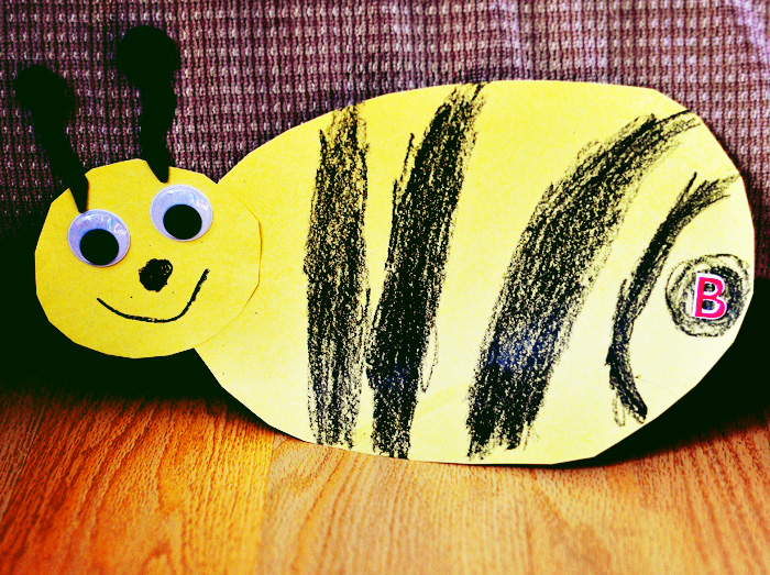 Easy Construction Paper Bee Craft + Bee Books Resources for Moms At Home