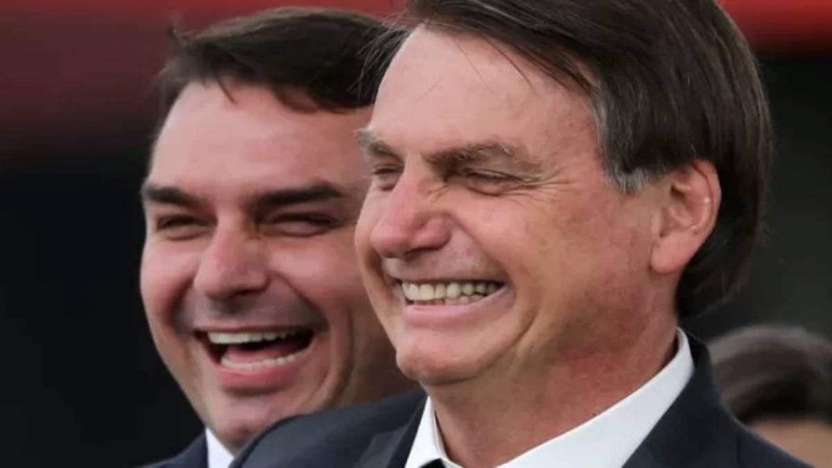 Flávio Bolsonaro ironiza episódio da faixa com a palavra “ladrão” em Presidente Prudente