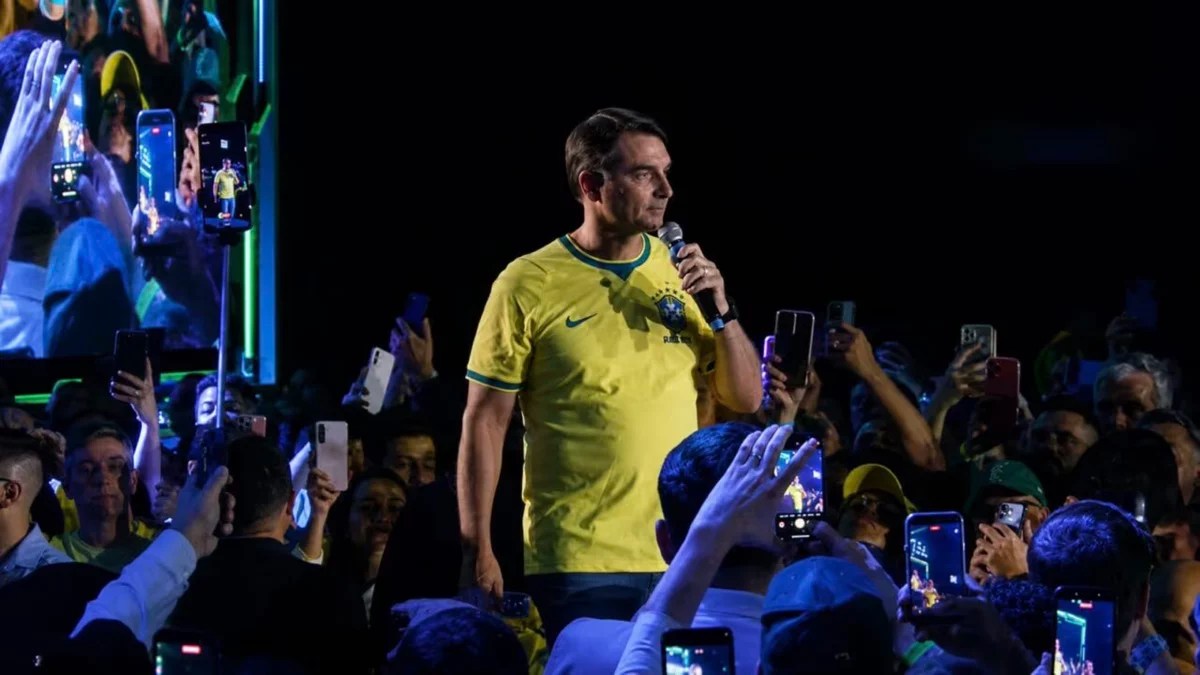 Flávio Bolsonaro chama Michelle de “desinformada” após repostagem de vídeo sobre festas de Vorcaro