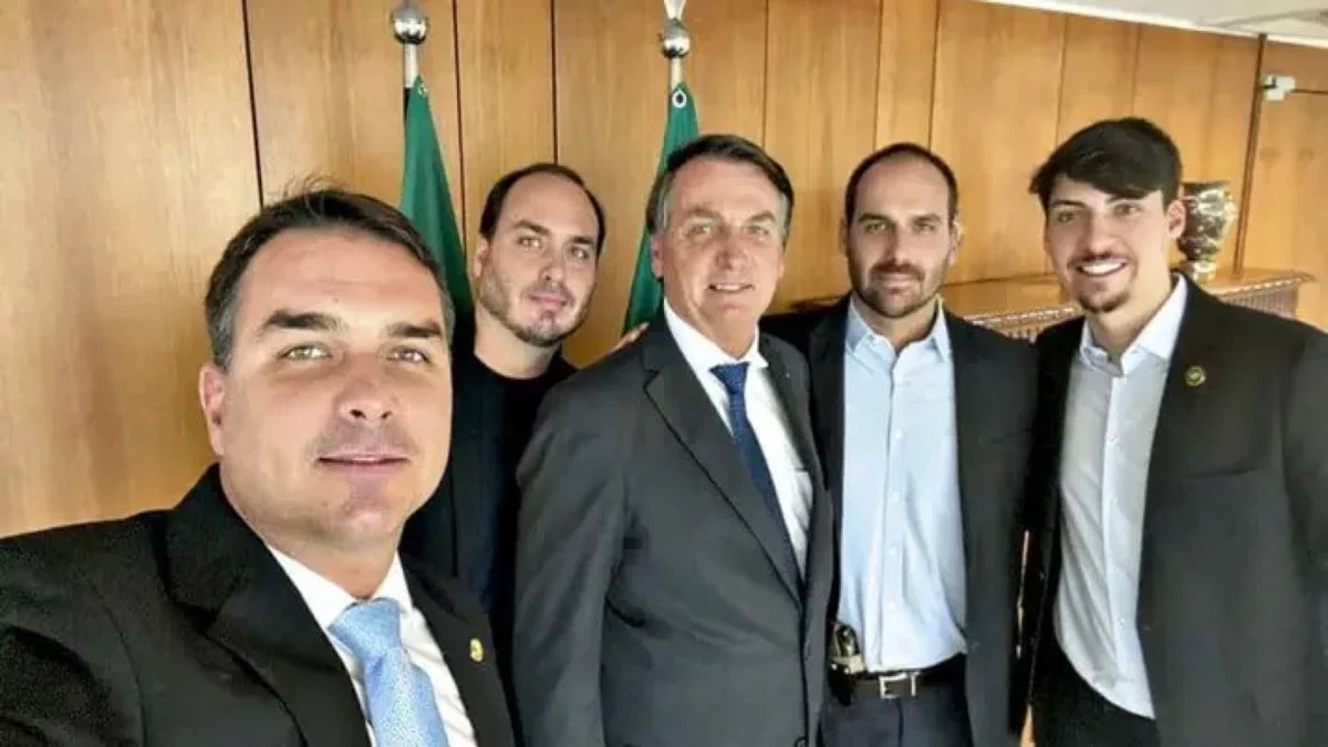 Bolsonaro pede autorização judicial para ver os filhos no Dia dos Pais: a restrição absurda imposta por Moraes