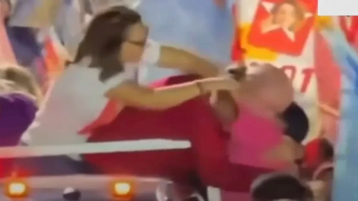 Vídeo: Janja puxa Lula e interrompe abraço de eleitora em cena que chamou atenção no Ceará