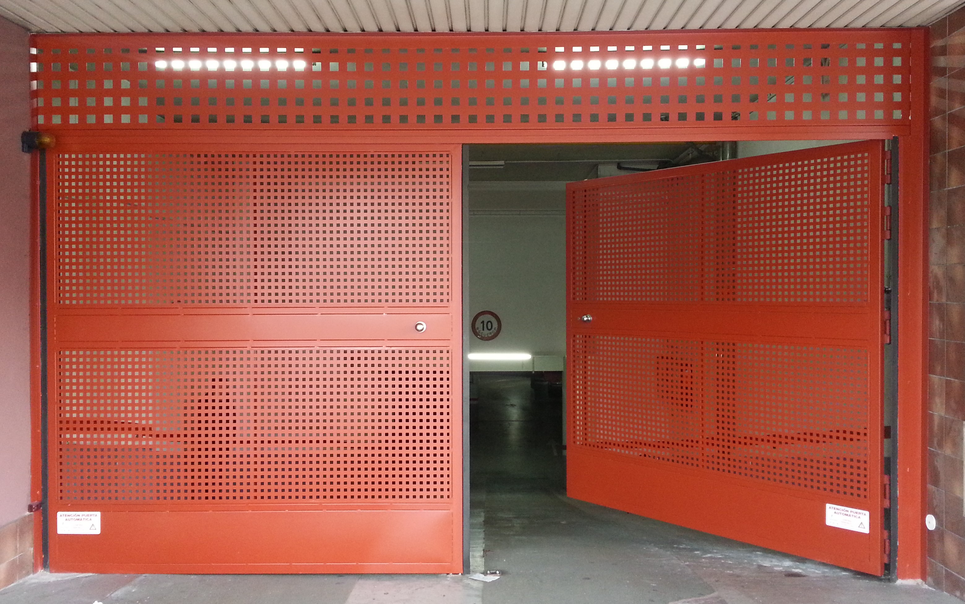 Puerta de Garaje Batiente de dos Hojas con Apertura Lateral