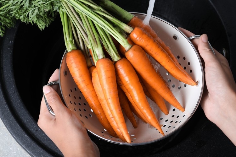 Cuire des carottes carotte à la poêle, à l'eau, sautée