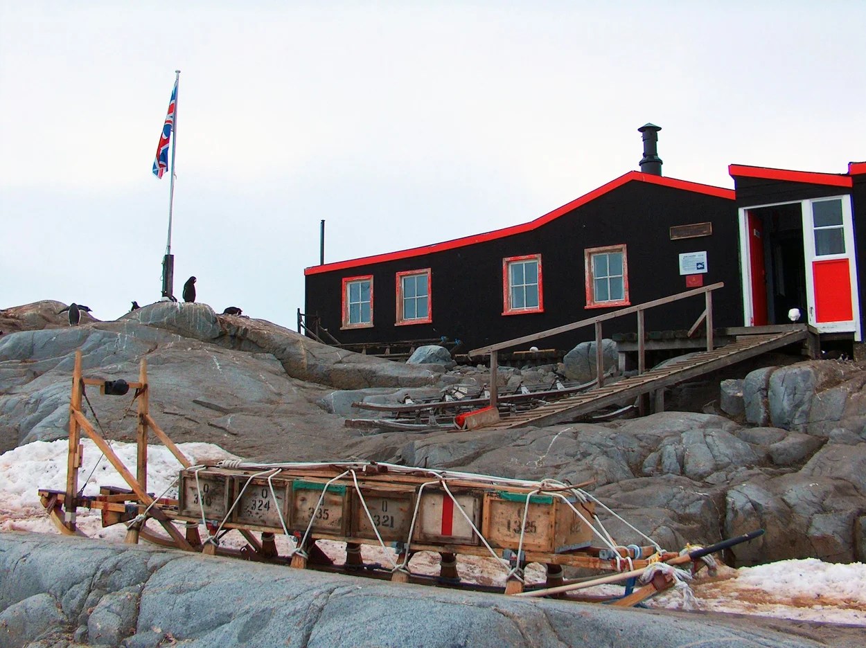 Antarctic Bases the History of Designs
