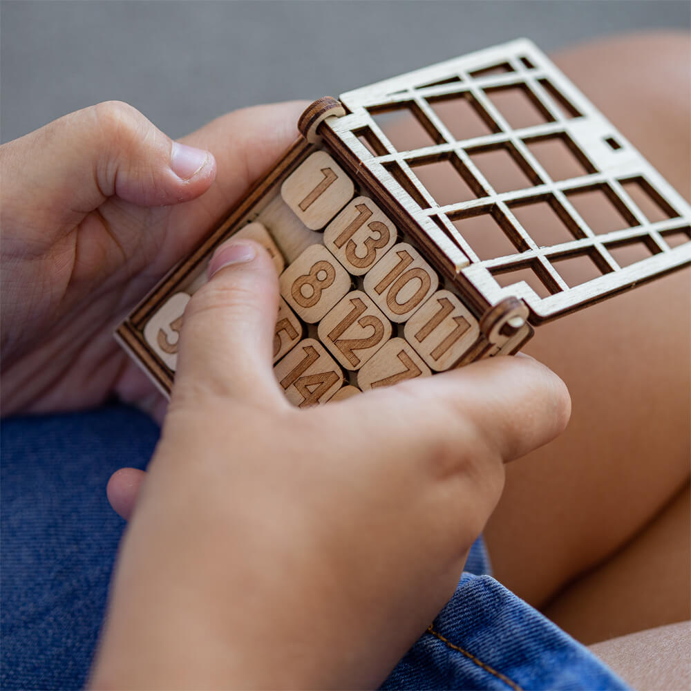 Mr Playwood Mini Games A DIY travel game with special game case!