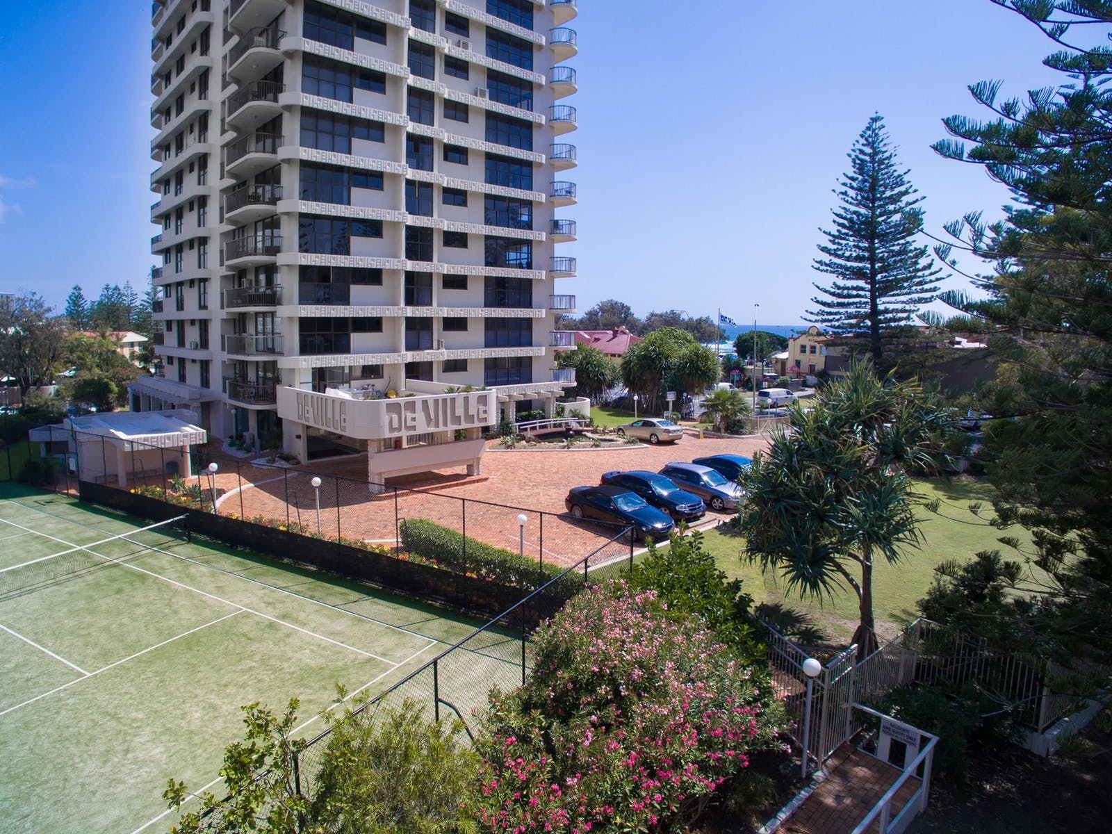 De Ville Apartments Cooly Rocks On Festival