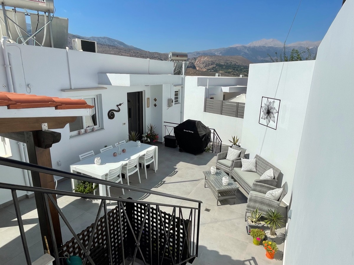 Stunning Villa With Breathtaking Views For Sale In Exopoli