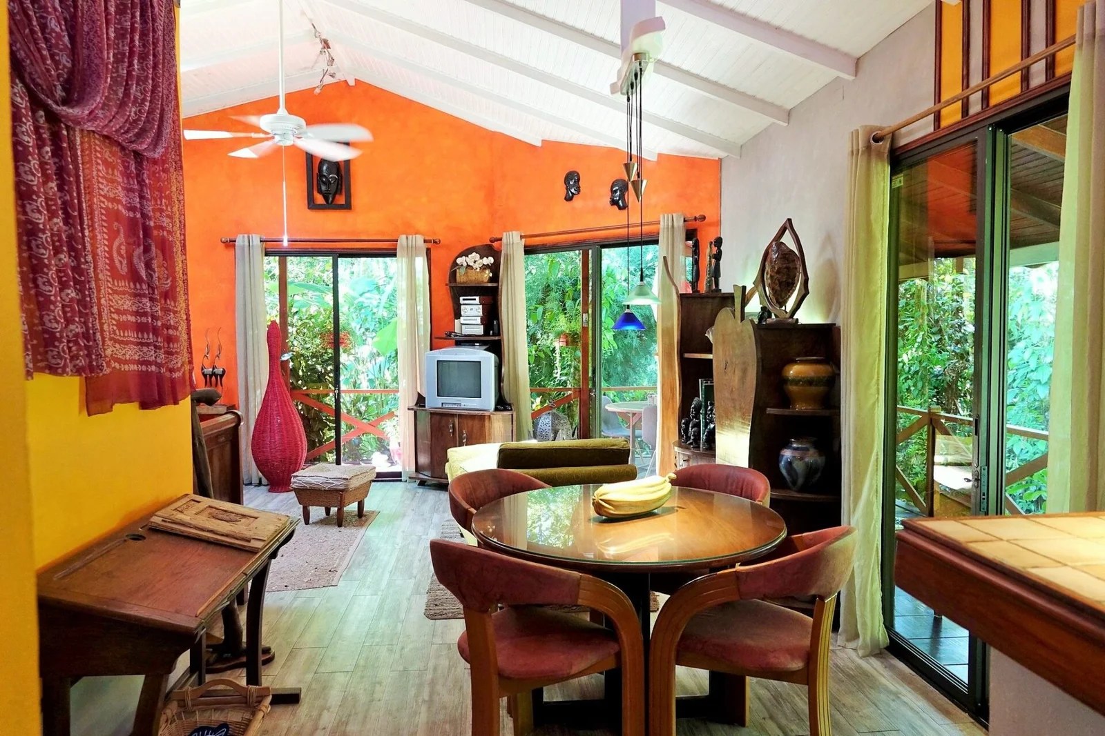 0.8 ACRES Succesful Award Winning Bed And Breakfast With Owner’s Home