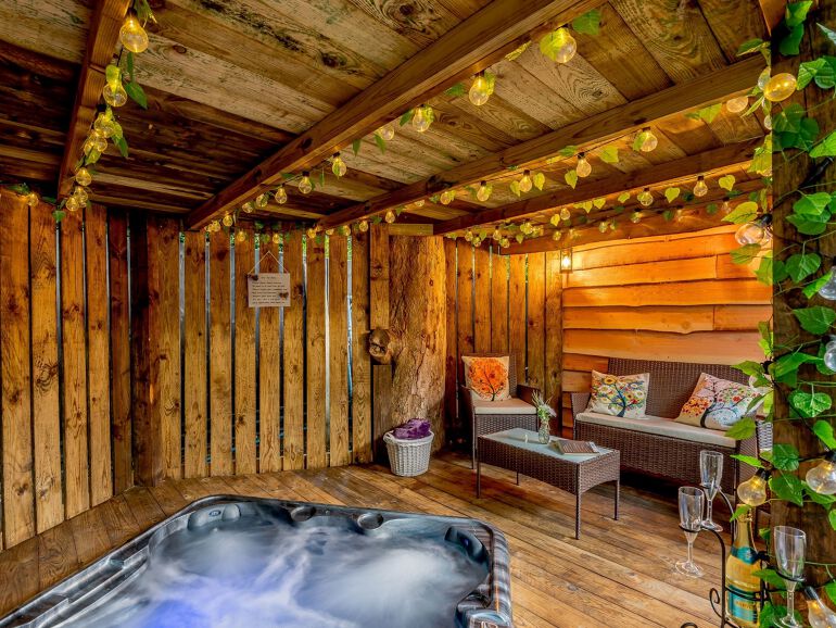 New Forest Hot Tub Hideaway Cabin