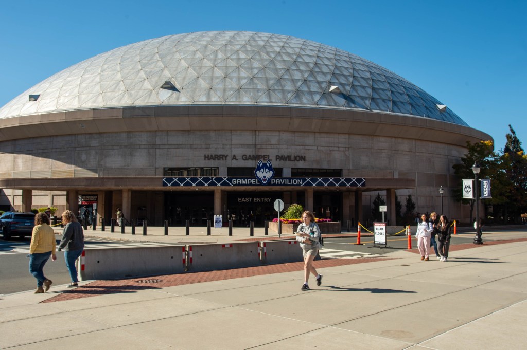 CT House approves bill allowing UConn to pay athletes CT House approves bill allowing UConn to pay athletes