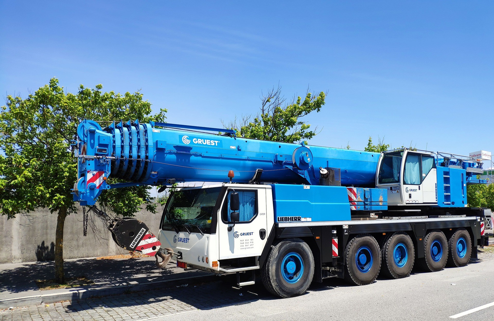 What Are The Advantages Of A Truck Mounted Crane? Mobile Crane Hire