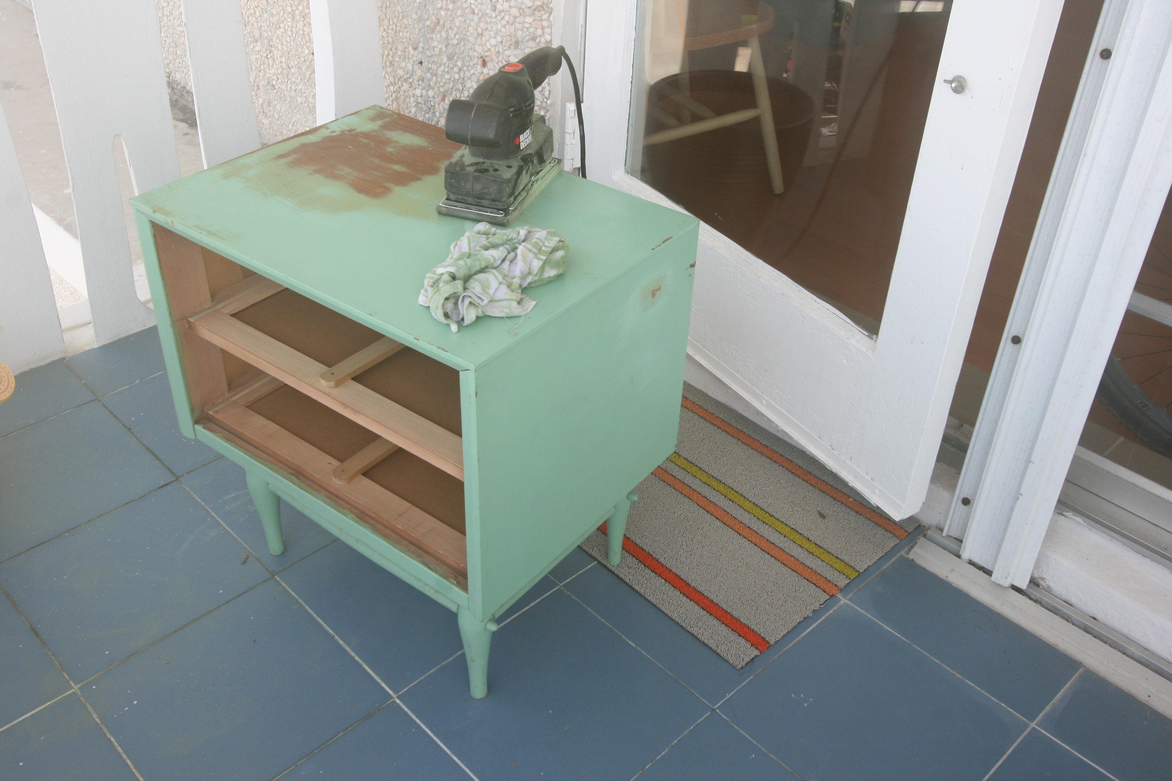 Thrift store table makeover {paint wood furniture} C.R.A.F.T.