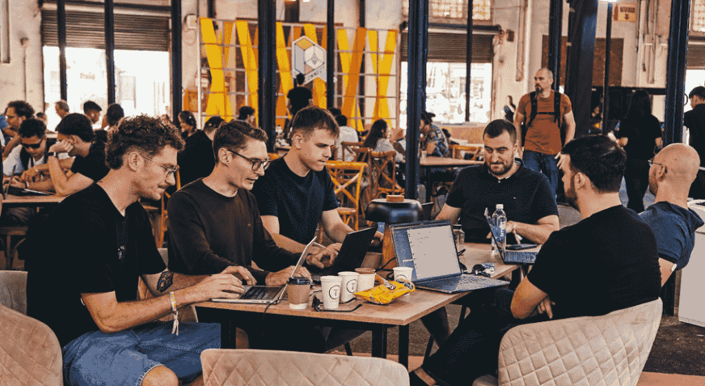 Un groupe de personnes travaillant avec des ordinateurs portables à la main. dans le travail collaboratif.