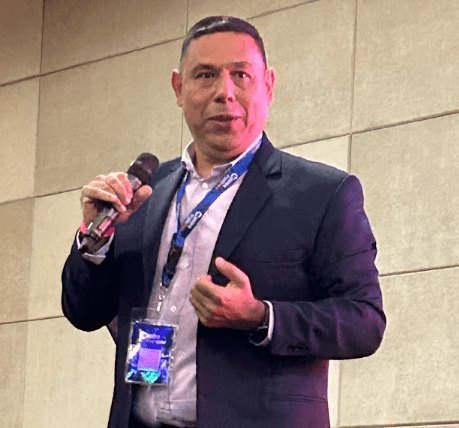 Orlando Germán, universitaire de l'UCV lors du Sommet mondial sur la cryptographie qui s'est tenu à Margarita, dans l'est du Venezuela.