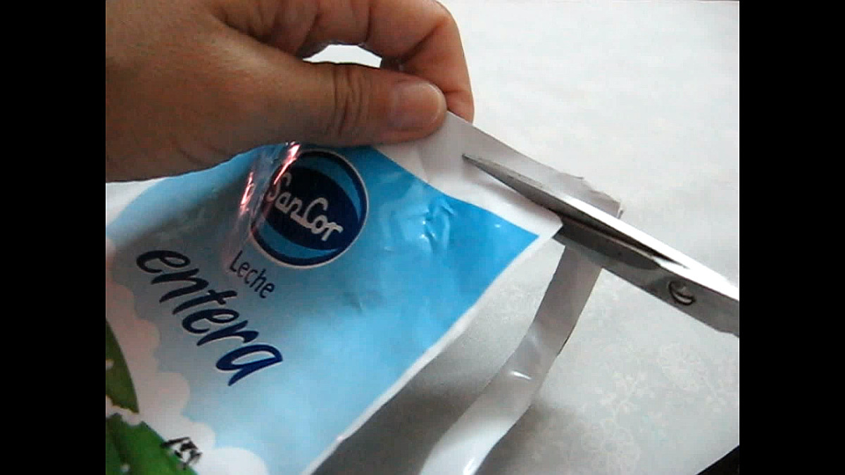 Corte de sachets de leche
