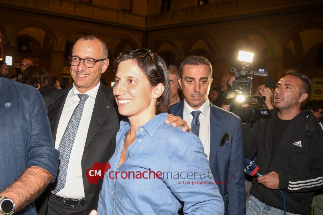 Ricci in piazza con Schlein: «Dimezzeremo le liste d’attesa, con Acquaroli il governo della mediocrità»