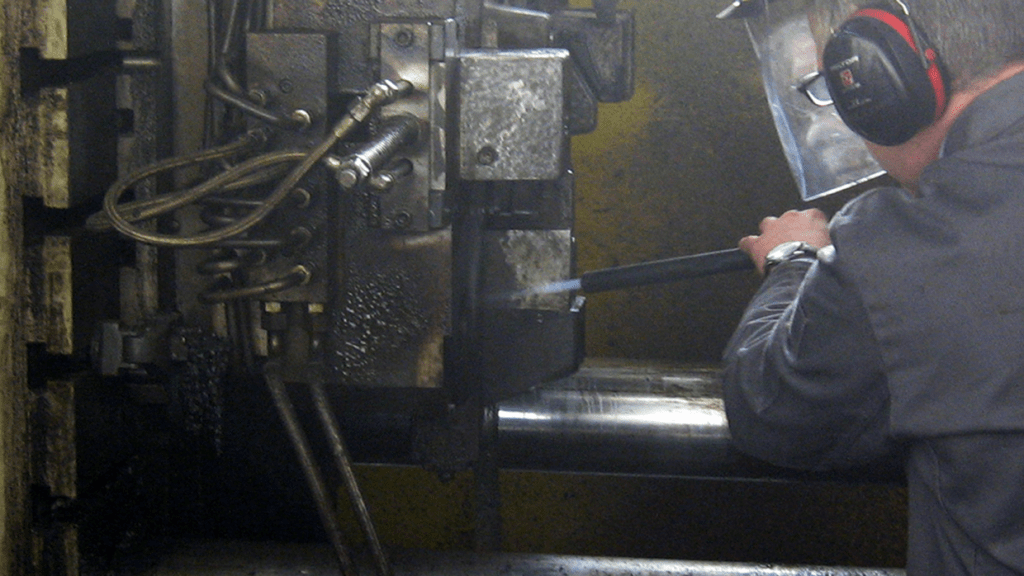 CryoSnow Cleaning of metal casting tools CO2 snow blasting cleaning