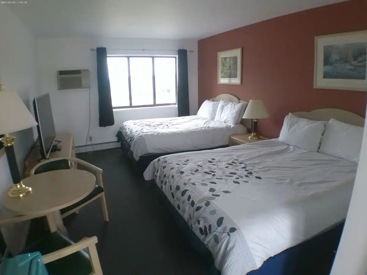 Two Queen Beds (Upstairs 22) Crystal Lake Resort