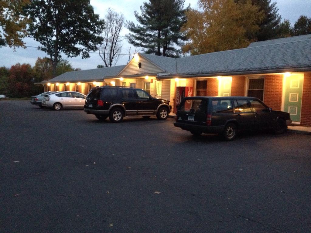 Twin Spruce Motel Visit CT