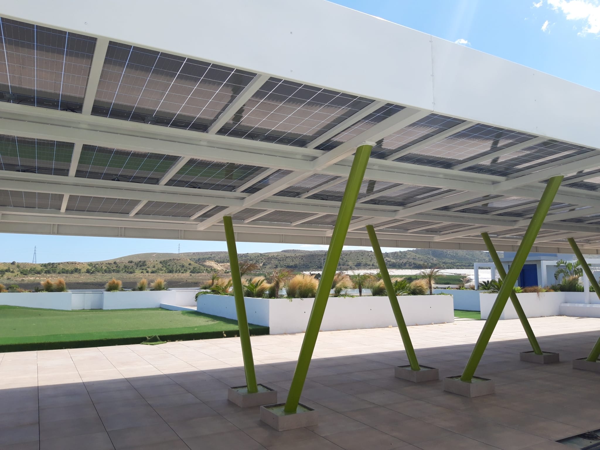 Pérgola fotovoltaica Verne Technology Group Cubierta Solar