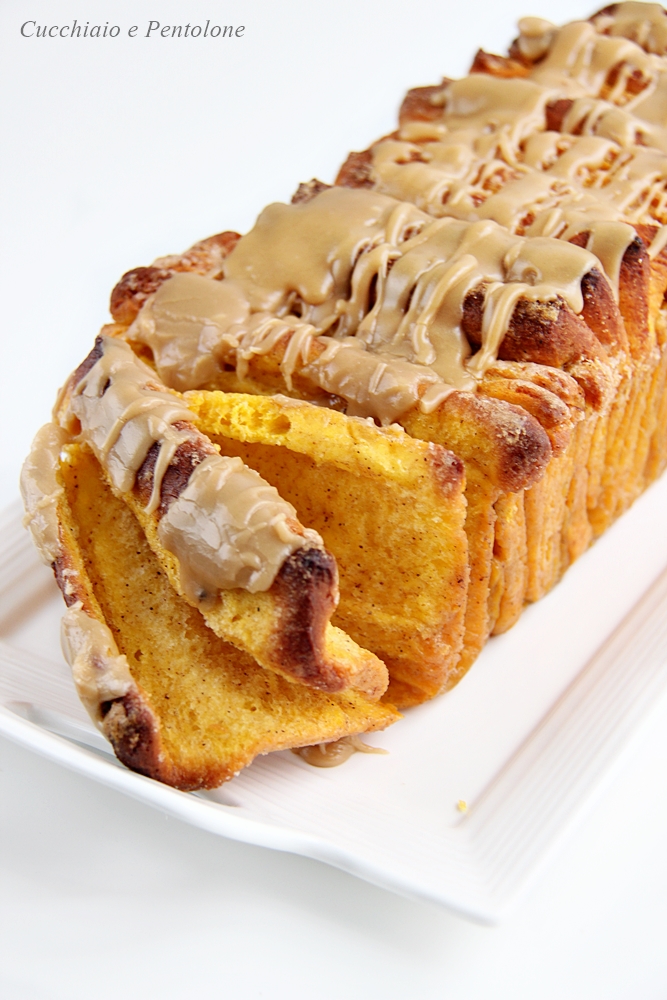 Pull apart cinnamon sugar pumpkin bread whit buttered rum