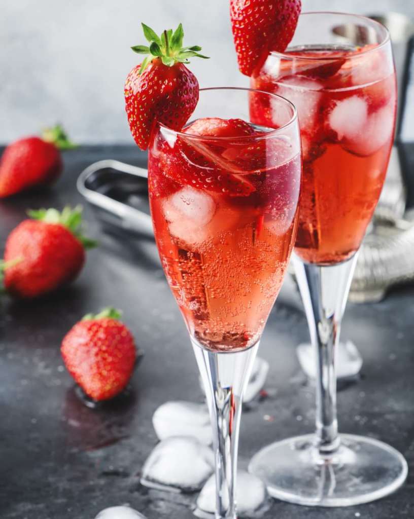Dosi e procedimento per preparare dei buonissimi cocktail alcolici per aperitivi casalinghi da gustare in compagnia serate indimenticabili. Frutta & drink