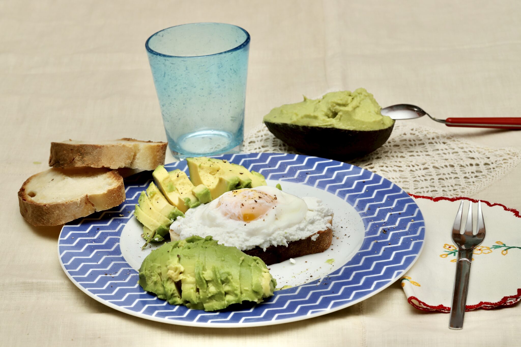 Pranzo estivo pane ricotta avocado e uovo Cucina Chiacchierina