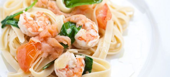 Si aggiungono dei pezzi di salmone affumicato (i pezzi di salmone devono essere tagliati tutti della stessa grandezza per uniformare la cottura). Ricetta Tagliolini Con Salmone E Gamberi Cucinarepesce Com