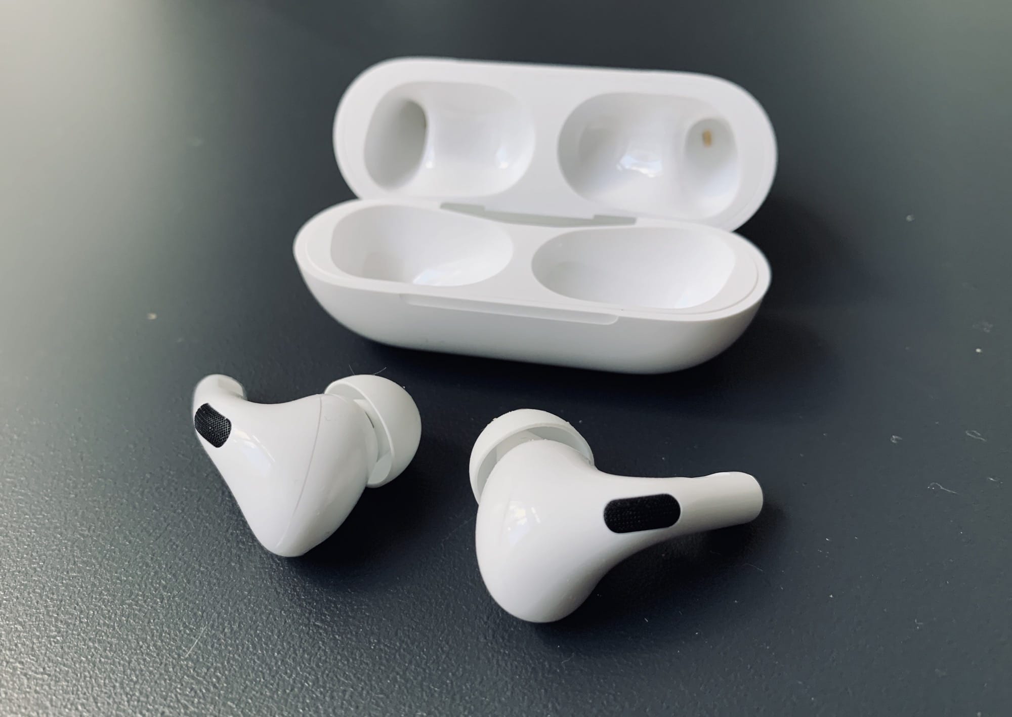 What Does A Orange Blinking Light Mean On Airpods Pro