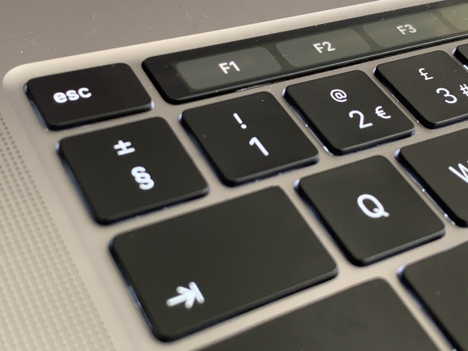 How to turn on macbook pro with external keyboard capjza