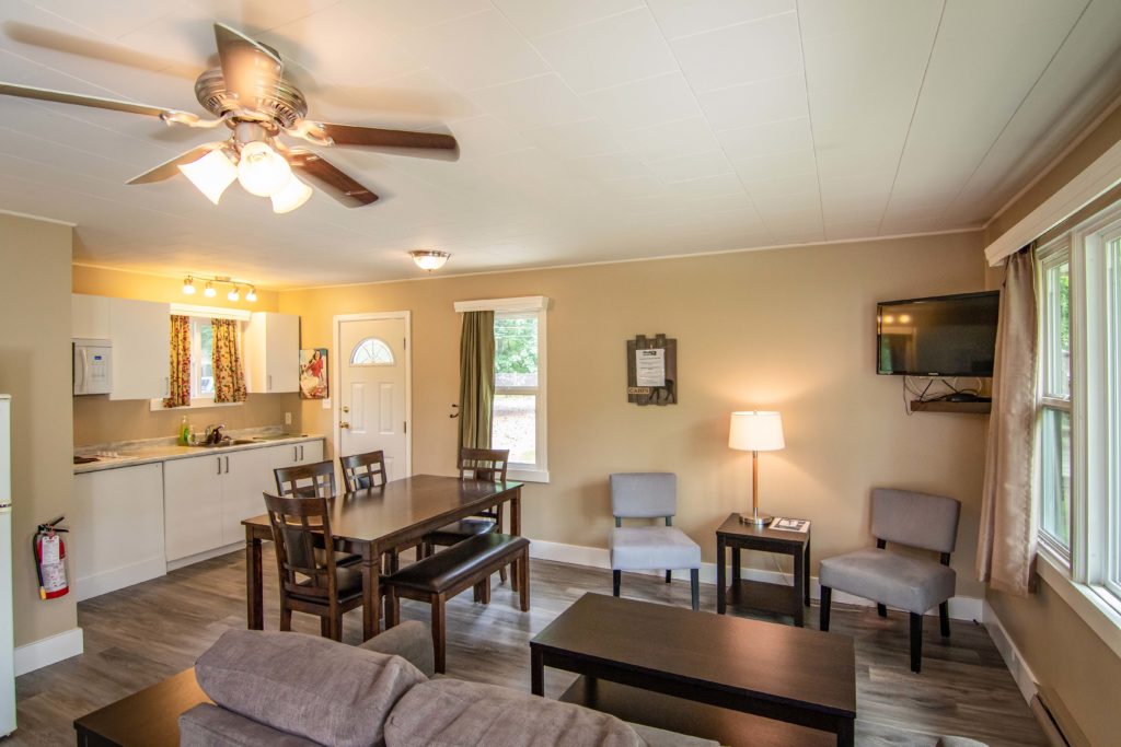 ARBUTUS CABIN sleeps 6 Cultus Lake Park