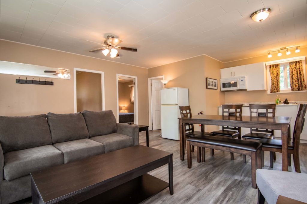 ARBUTUS CABIN sleeps 6 Cultus Lake Park