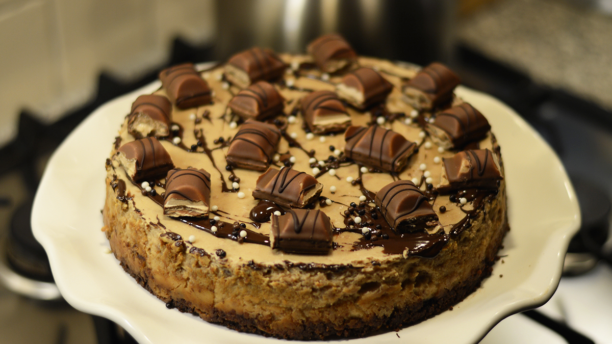 Jeugdsentiment in een taart Kinder Bueno cheesecake Culy.nl
