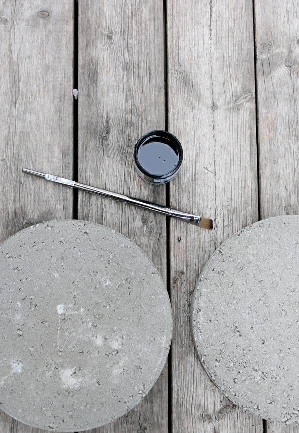 How to DIY Painted Concrete Stepping Stones Curbly