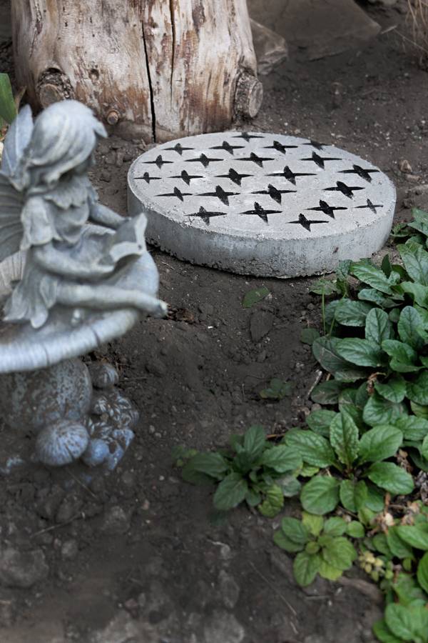 How to DIY Painted Concrete Stepping Stones Curbly