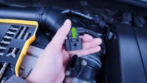 DIY Cleaning Mass Air Flow sensor on your Volkswagen Eos to Restore