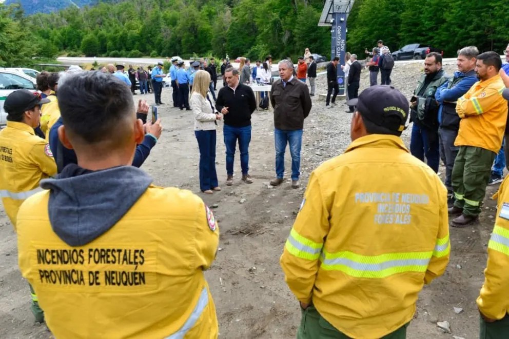 Neuquén refuerza el envío de brigadistas y vehículos para combatir los incendios en Chubut