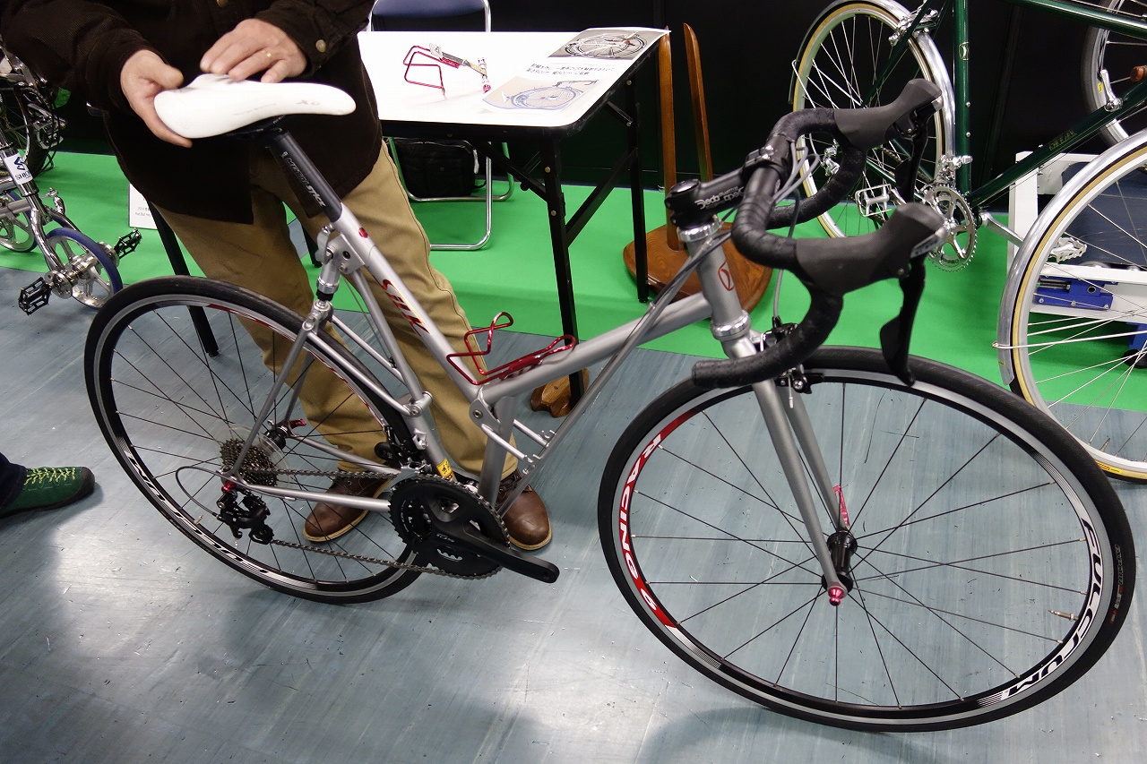 縦折れ式折りたたみ自転車「シルク パーフェクトクイック」と量産版の「CBA オフィスプレス MOVABLE」の違い シクロライダー