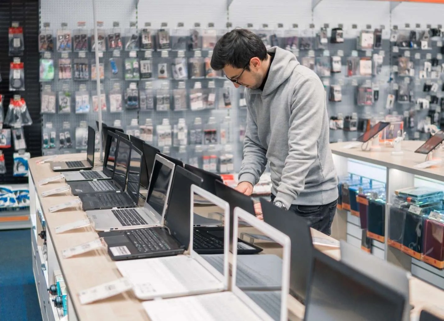 Should I Buy a PC or Mac for My Child in School? Know the