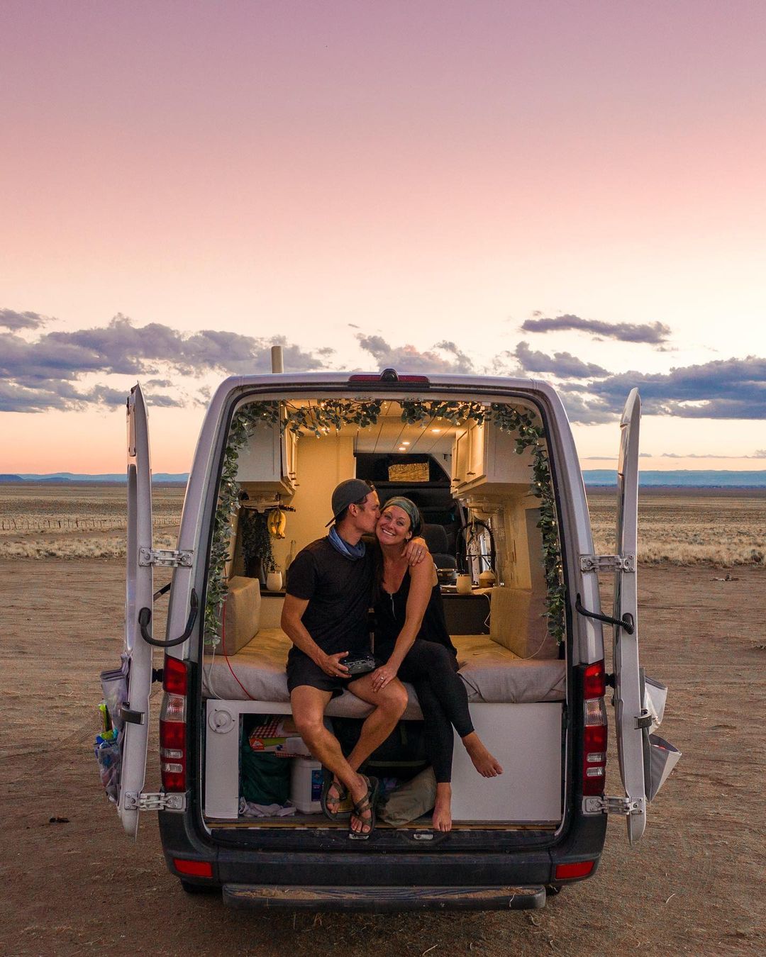 Kara and Nate ruilen hun 'van' in voor een complete bus!