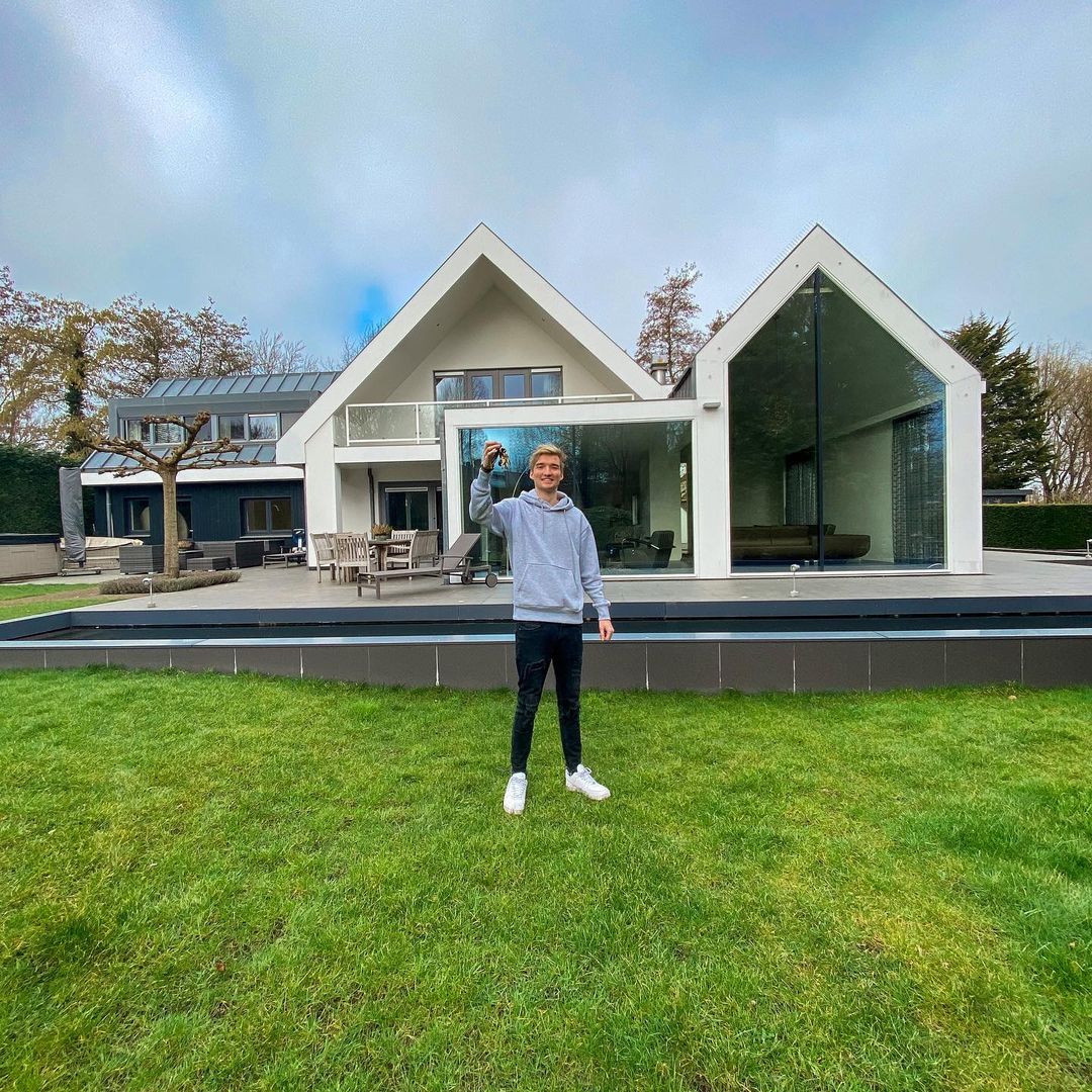Gio Latooy heeft laatst een enorm dik huis gekocht!