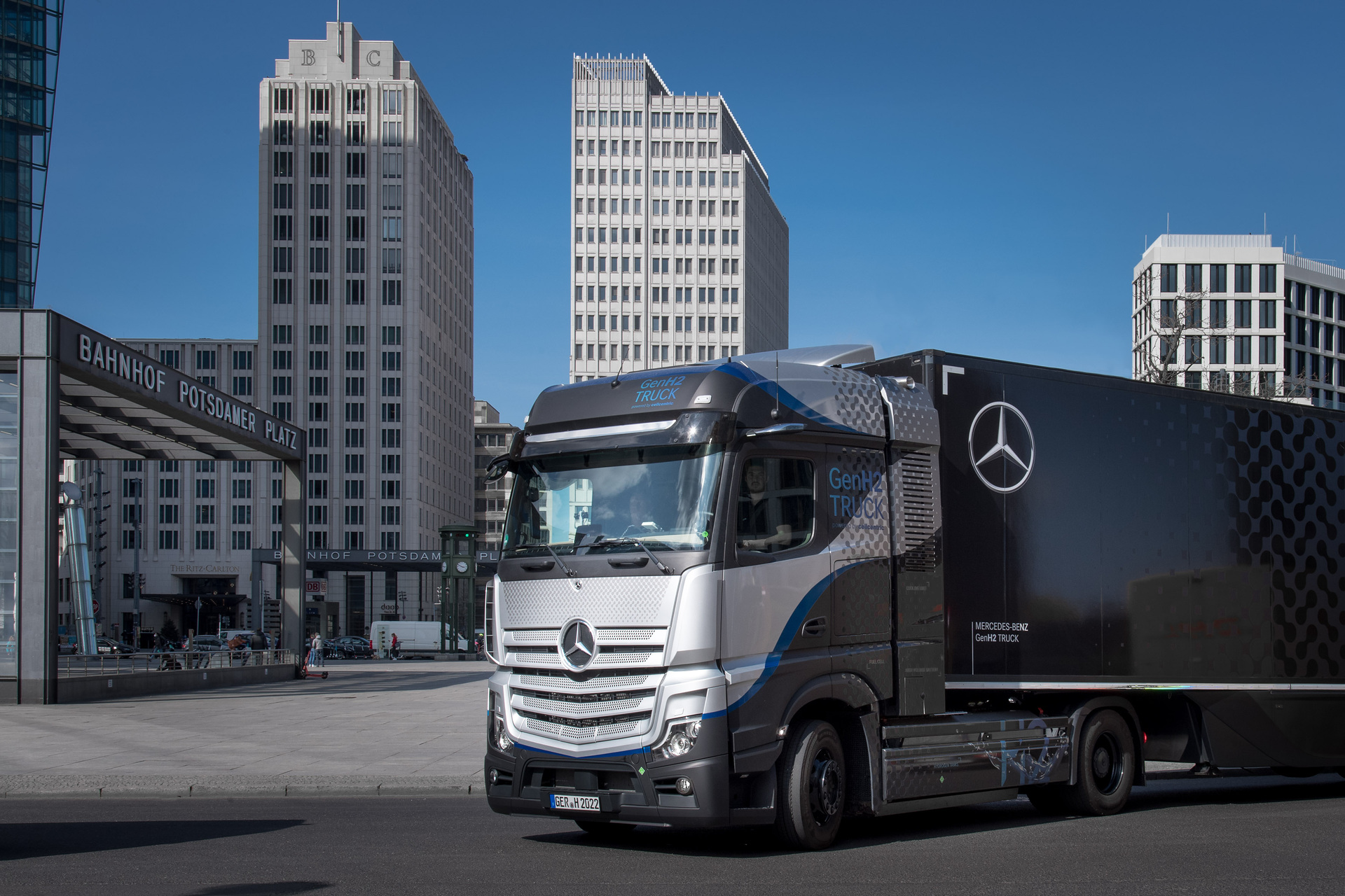 Visiting Berlin Daimler Truck showcases fuelcell truck and promotes development of hydrogen