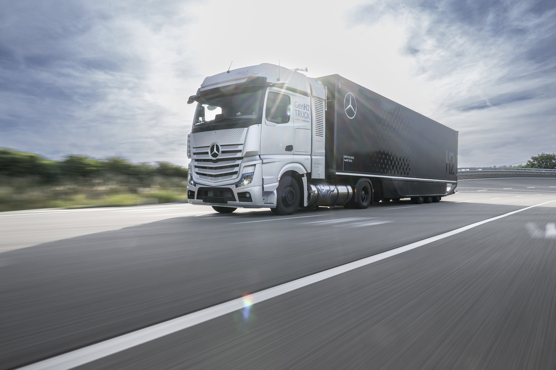 Development milestone Daimler Truck tests fuelcell truck with liquid hydrogen Daimler Truck