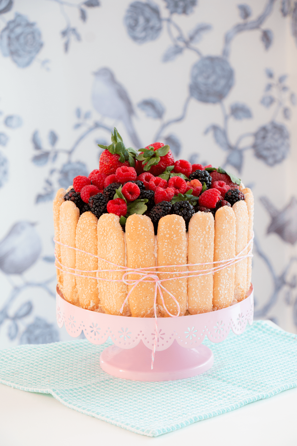 Charlotte de Frutas Vermelhas e Pétalas de Flores Cristalizadas